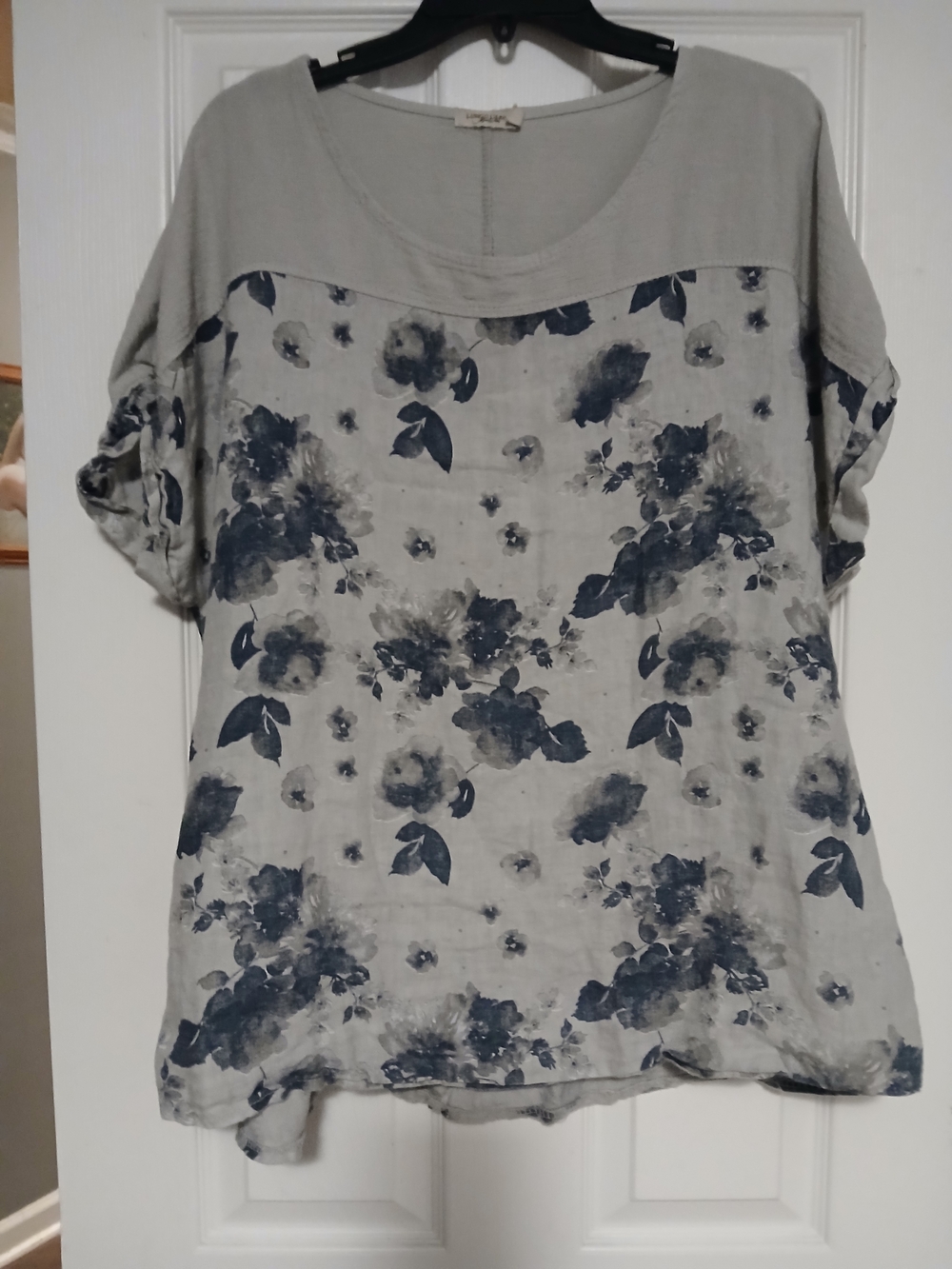Scoop-Neck Floral Tunic Top in Light Gray and Navy